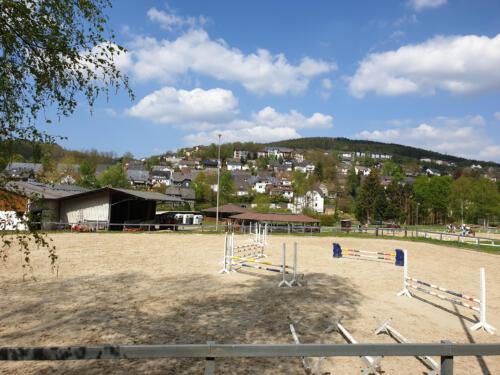 Großer Sandplatz mit Bewässerung